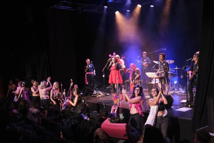 Affiche, La fashion boob en concert