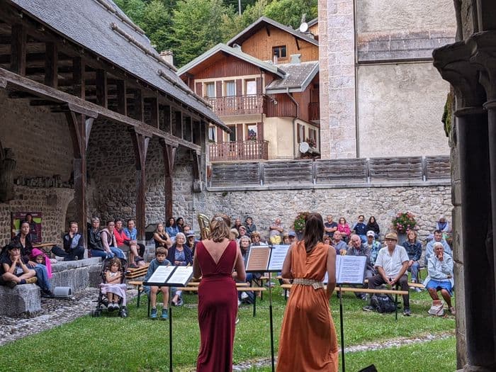 Affiche, Déambulation Musicale à l'Abbaye d'Abondance par le DUO ALMA